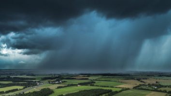 Știi de vreme? 37 de județe vor fi până mâine sub avertizări de ploi și furtuni