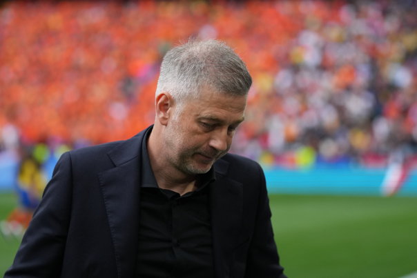 În 28 de meciuri, Iordănescu a avut 10 victorii, zece remize și opt înfrângeri. FRF vine astăzi cu un anunț