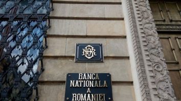 ZF: BNR intervine pentru a proteja nivelul de 5,1 lei/euro. Piaţa valutară rămâne volatilă din cauza incertitudinii politice şi economice