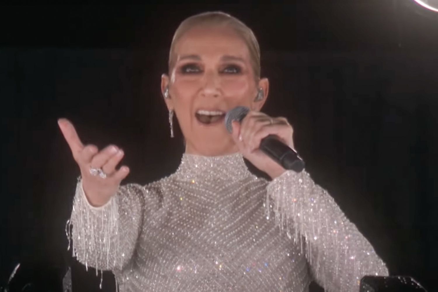 VIDEO. Celine Dion a avut o revenire inedită cu un spectacol la Turnul Eiffel la ceremonia de deschidere a Jocurilor Olimpice de la Paris