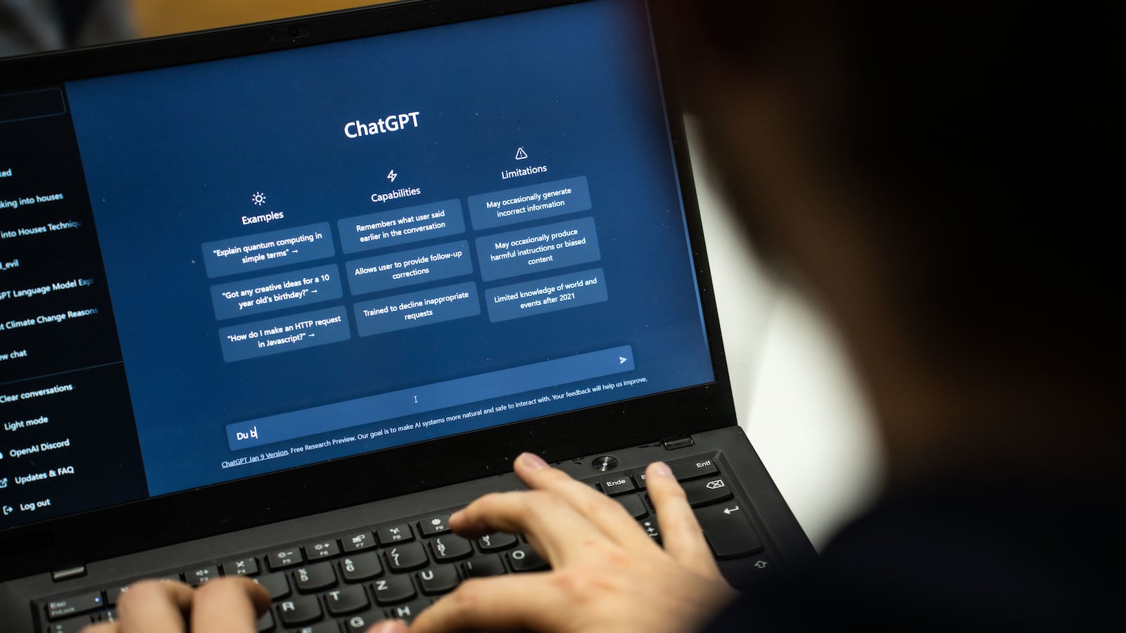 STUDIU. 35% din elevi folosesc ChatGPT la școală. Cum influențează chatbot-ul dezvoltarea abilităților critice ale elevilor