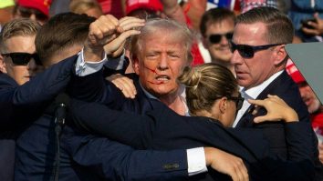 Directorul FBI spune că există „unele îndoieli” dacă Trump a fost lovit de un glonț sau de un șrapnel