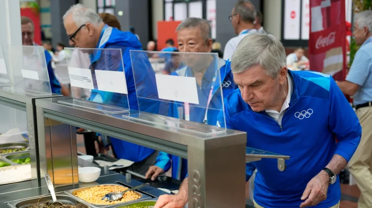 Sportivii din Paris se plâng că nu au suficiente alimente în Satul Olimpic. Ouăle și carne au fost raționalizate într-o dimineață la micul dejun