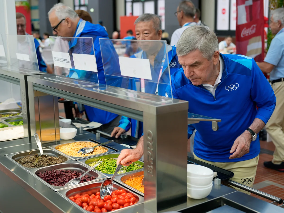 Sportivii din Paris se plâng că nu au suficiente alimente în Satul Olimpic. Ouăle și carne au fost raționalizate într-o dimineață la micul dejun