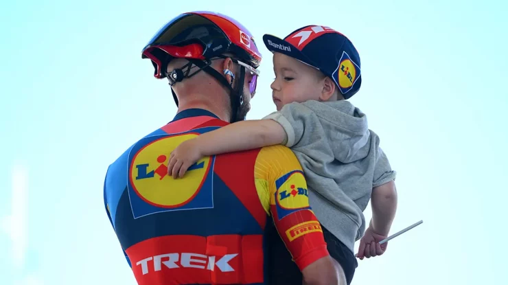 Cum a reacționat ciclistul Julien Bernard după ce a fost amendat că s-a oprit pentru a-și săruta soția în Turul Franței