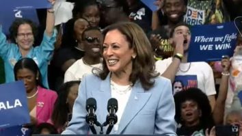 Mulțimea îi cere Kamalei Harris să-l bage la închisoare pe Trump, la primul ei miting din Georgia. Kamala: „Donald, sper să te răzgândești și să participi la dezbatere”