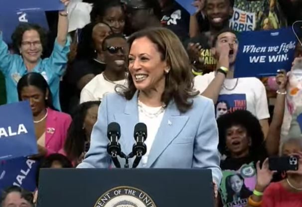 Mulțimea îi cere Kamalei Harris să-l bage la închisoare pe Trump, la primul ei miting din Georgia. Kamala: „Donald, sper să te răzgândești și să participi la dezbatere”