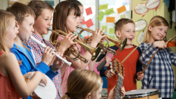 Muzica schimbă viața copilului tău. Psiholog: „A executa acele note muzicale, a le reda, înseamnă a respecta niște reguli”