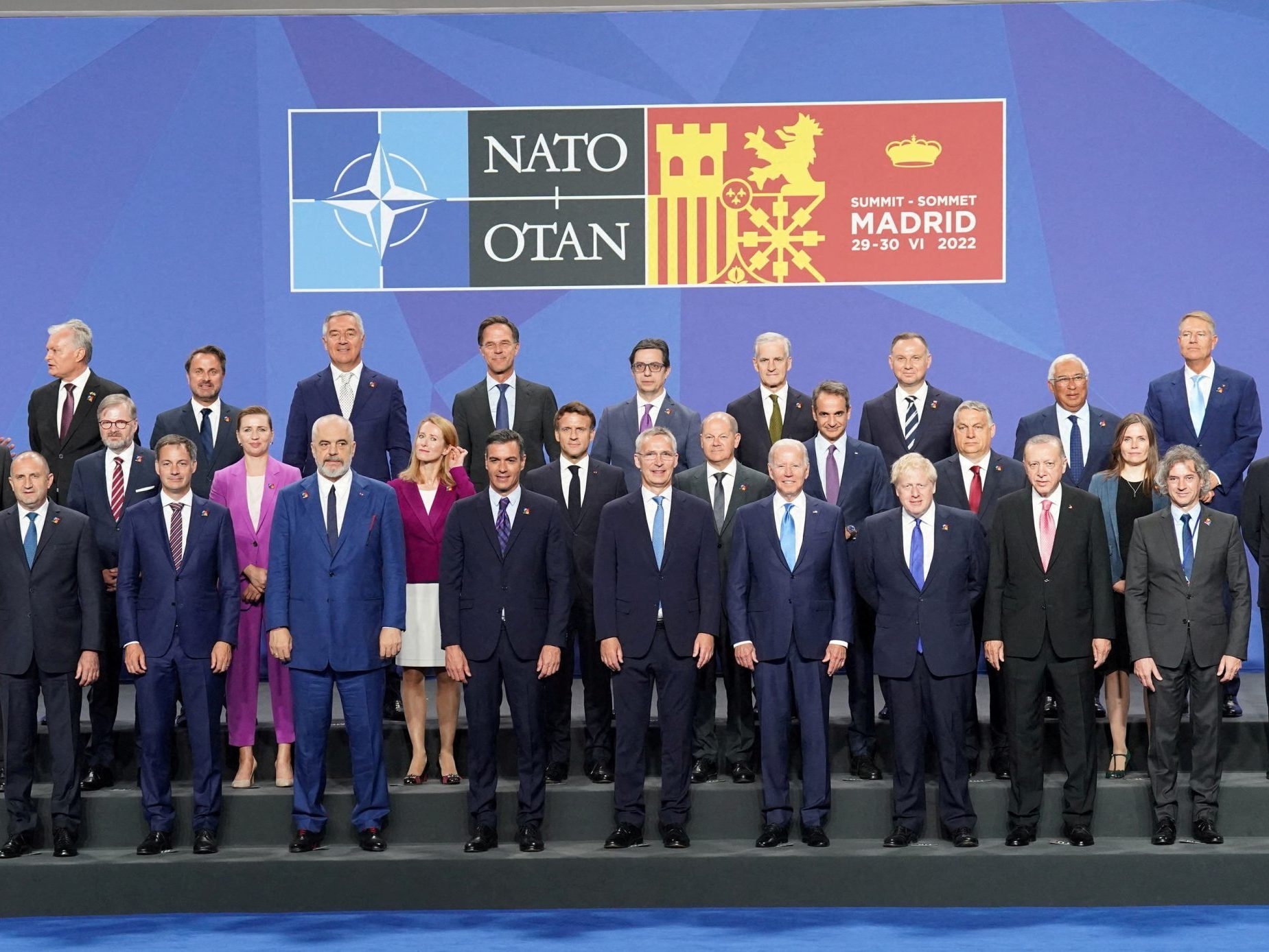 FT: Membrii europeni ai NATO discută creşterea pragului minim pentru cheltuielile de apărare la 3% din PIB