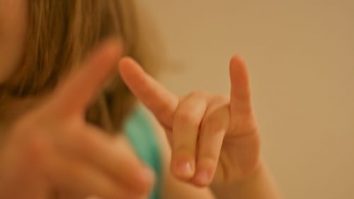 Un oraș german interzice un gest al mâinii în școli din cauza asemănării cu un semn al extremei drepte