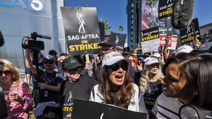 Actorii intră în grevă din cauza amenințării A.I. din jocurile video. Ce se întâmplă la Hollywood
