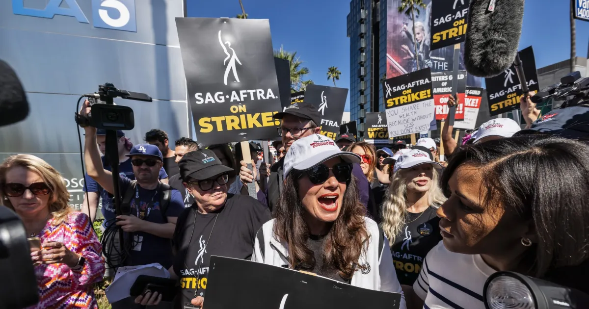 Actorii intră în grevă din cauza amenințării A.I. din jocurile video. Ce se întâmplă la Hollywood