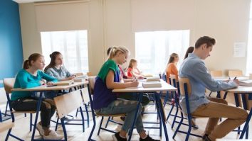 Astăzi a avut loc proba la Limba Română de la Bacalaureat. Expert: „Un copil care are o cască poate fi ajutat de cineva din afara sălii, dacă subiectele sunt publicate atât de repede”