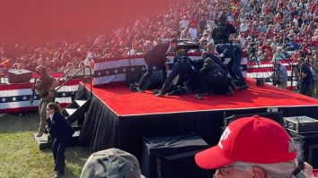 VIDEO. Noi imagini de la tentativa de asasinat asupra lui Trump. Atacatorul era în văzul oamenilor, pe un acoperiș / Tânărul de 20 de ani cumpărase 50 de cartușe înainte de atac