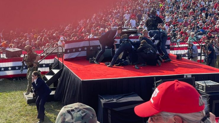 VIDEO. Noi imagini de la tentativa de asasinat asupra lui Trump. Atacatorul era în văzul oamenilor, pe un acoperiș / Tânărul de 20 de ani cumpărase 50 de cartușe înainte de atac