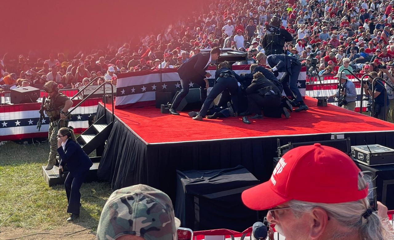 VIDEO. Noi imagini de la tentativa de asasinat asupra lui Trump. Atacatorul era în văzul oamenilor, pe un acoperiș / Tânărul de 20 de ani cumpărase 50 de cartușe înainte de atac