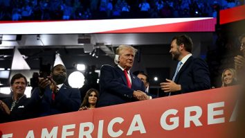 FOTO-VIDEO: Trump a venit bandajat la Convenția Națională Republicană