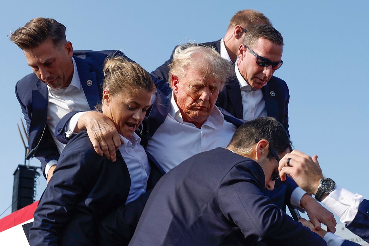 Trump intră în istoria sângeroasă a SUA: Lista Președinților americani asasinați și a tentativelor de asasinare
