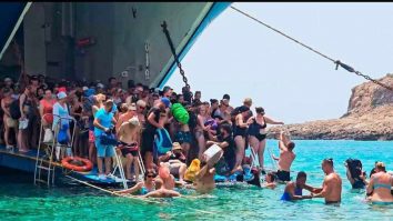 Grecia ia măsuri anti-turism. Bacul, care ducea turiștii spre Balos, i-a debarcat direct în apă