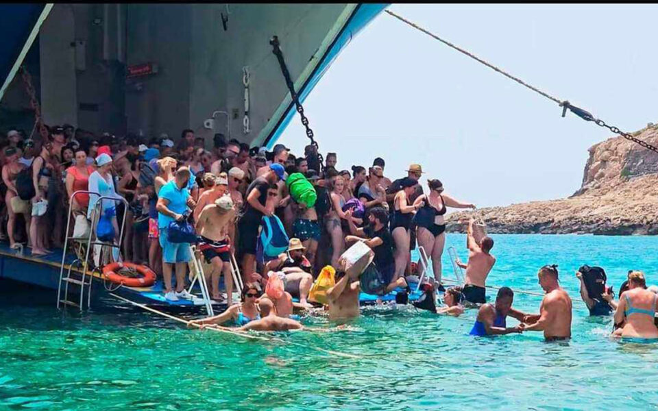 Grecia ia măsuri anti-turism. Bacul, care ducea turiștii spre Balos, i-a debarcat direct în apă