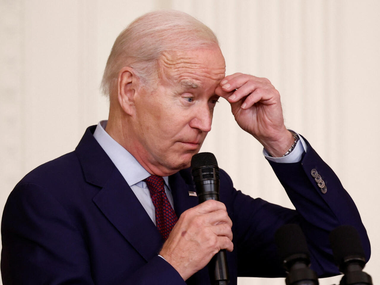 FOTO. Biden primește indicații clare despre cum să intre și cum să iasă dintr-o încăpere, arată un document obținut de Axios. Cum se apără Casa Albă