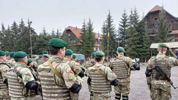 Klaus Iohannis a promulgat Legea ce modifică Statutul cadrelor militare. Personalul provenit prin filiera indirectă semnează un contract de opt ani cu MApN