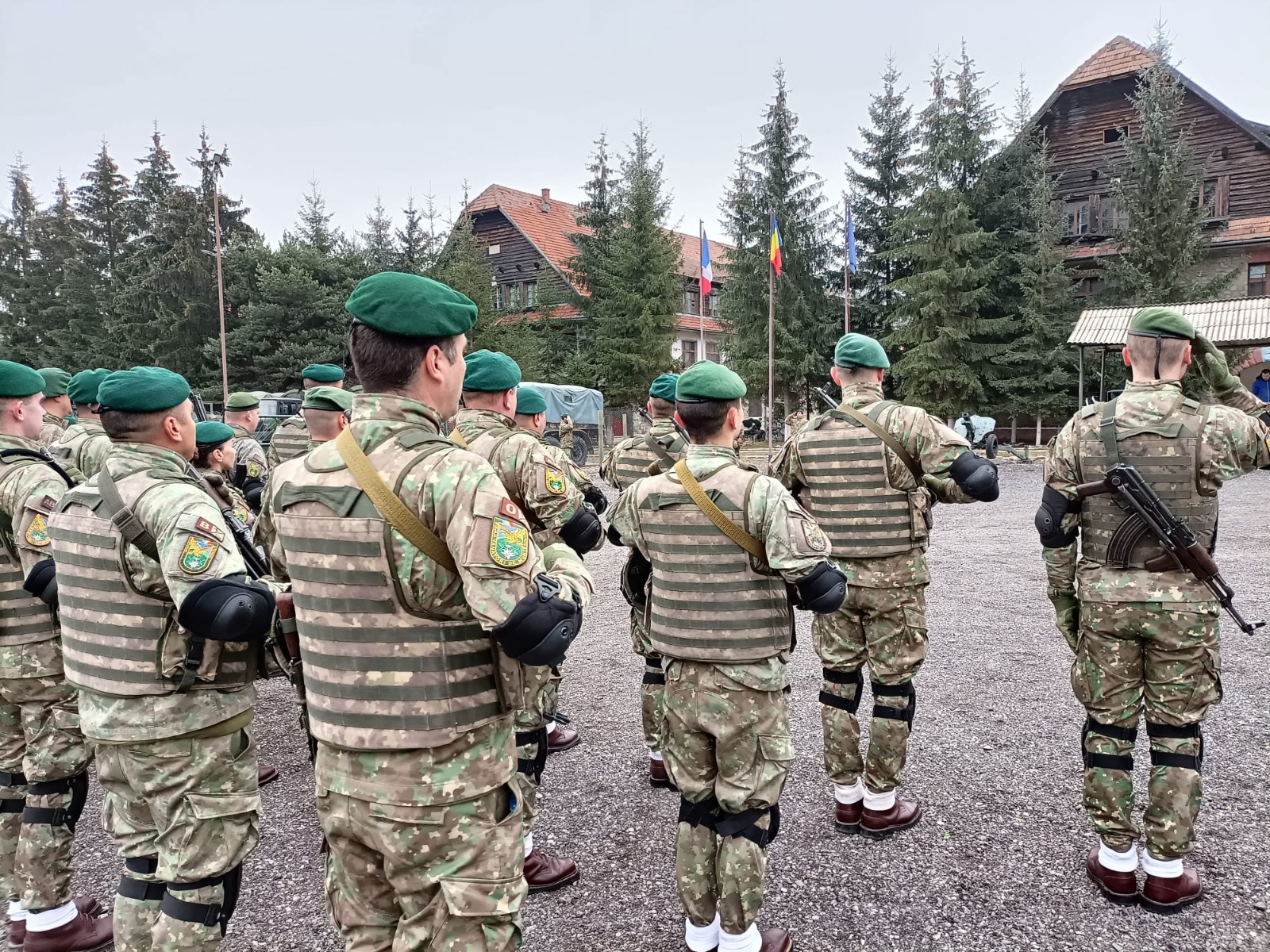 Klaus Iohannis a promulgat Legea ce modifică Statutul cadrelor militare. Personalul provenit prin filiera indirectă semnează un contract de opt ani cu MApN