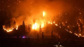 Incendiile de vegetație au forțat sute de persoane să își părăsească locuințele în Canada. Echipele se luptă cu peste 300 de incendii