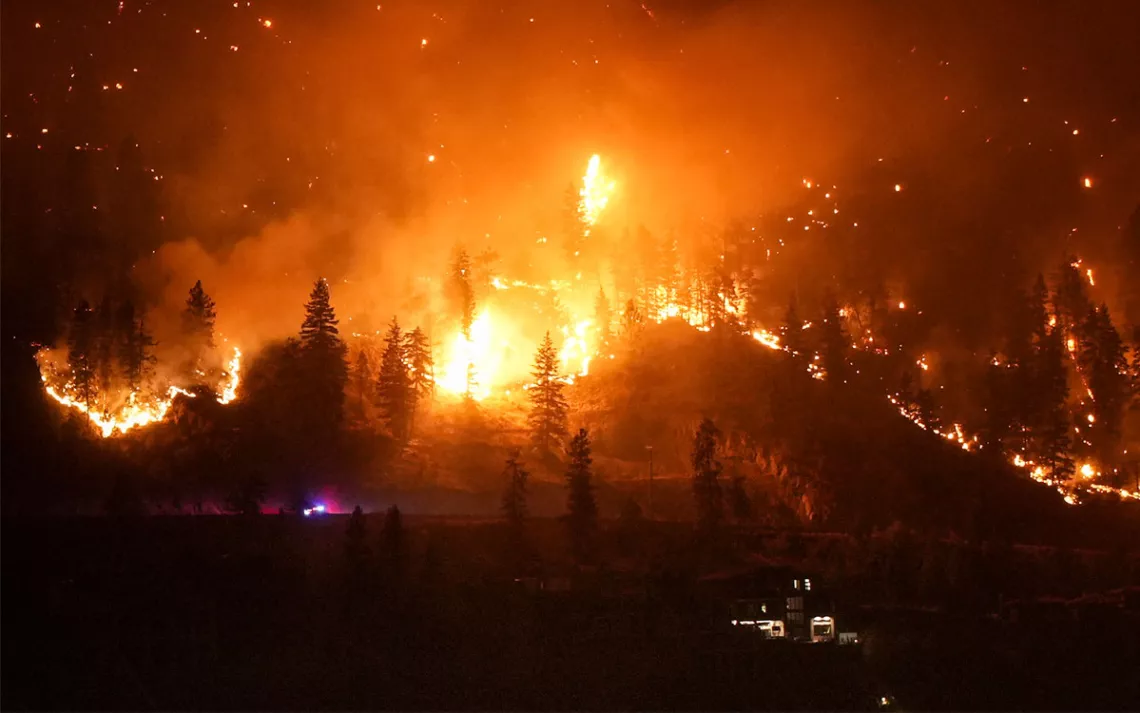 Incendiile de vegetație au forțat sute de persoane să își părăsească locuințele în Canada. Echipele se luptă cu peste 300 de incendii