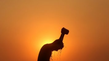 Cum te protejezi de caniculă? Medic: „Cea mai mare problemă este la alimentație. Intoxicațiile cu alimente sunt dese”