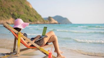 Milioane de britanici au ales să lucreze remote de pe plajă vara asta. Ce spun angajatorii