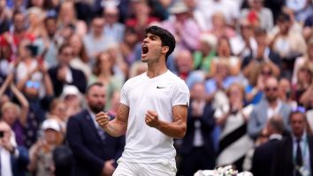 Carlos Alcaraz s-a calificat în finala de la Wimbledon, după ce l-a învins în patru seturi pe rusul Daniil Medvedev