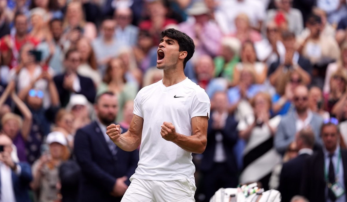 Carlos Alcaraz s-a calificat în finala de la Wimbledon, după ce l-a învins în patru seturi pe rusul Daniil Medvedev