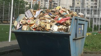 Un liceu din Cluj aruncă la gunoi un container de cărți. Cum se apără școala de acuzațiile aduse de părinți