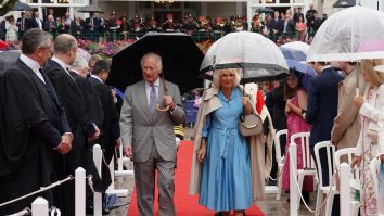 Regele Charles și Camilla, evacuați la scurt timp după tentativa de asasinat la adresa lui Trump. Un individ suspect a fost observat pe un acoperiș din apropiere, în St. Helier, Jersey