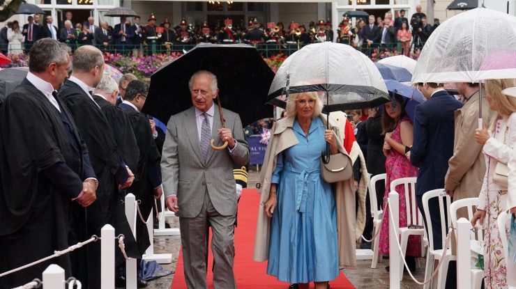 Regele Charles și Camilla, evacuați la scurt timp după tentativa de asasinat la adresa lui Trump. Un individ suspect a fost observat pe un acoperiș din apropiere, în St. Helier, Jersey