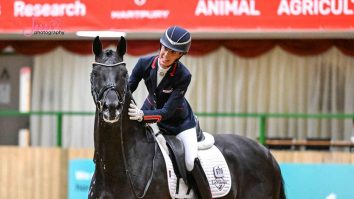 De trei ori campioană olimpică, Charlotte Dujardin e interzisă la Jocurile Olimpice, după ce a apărut un film în care își biciuia calul