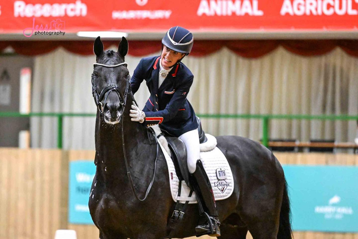 De trei ori campioană olimpică, Charlotte Dujardin e interzisă la Jocurile Olimpice, după ce a apărut un film în care își biciuia calul