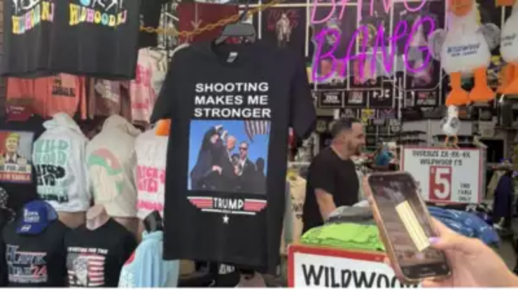 China profită de situație și vinde tricouri cu fața însângerată a lui Donald Trump după tentativa de asasinare