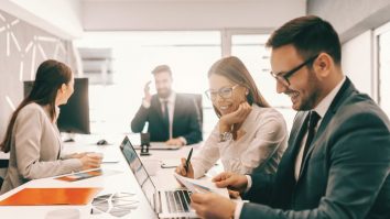 Generația Z investește fără să se gândească la riscuri. Ce arată sondajele