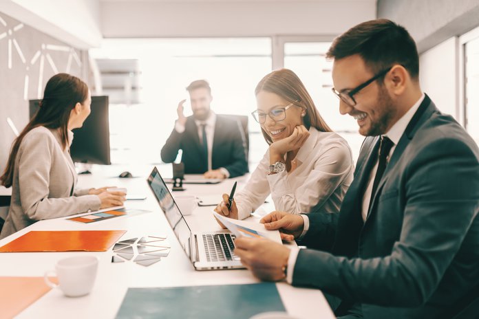 Generația Z investește fără să se gândească la riscuri. Ce arată sondajele
