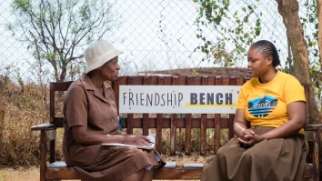 În Zimbabwe se practică terapia cu bunici. În SUA deja au fost instalate bănci portocalii pentru acest gen de terapie