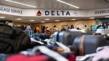 Doi americani s-au răzbunat pe Delta Airlines pentru că le-a anulat zborul. Bărbații s-au dus în lounge-ul companiei și au mâncat pe săturate