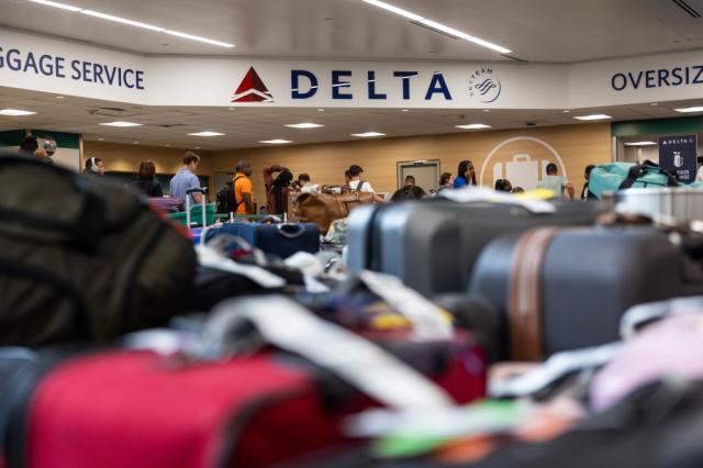 Doi americani s-au răzbunat pe Delta Airlines că le-a anulat zborul