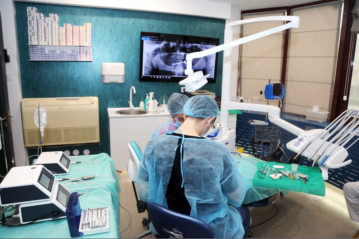 Dentiștii din Iași nu mai au voie să-și facă publicitate la promoții în mediul online. Ce sancțiuni pot primi