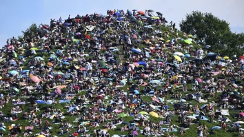 Fanii s-au înghesuit pe un deal din Munchen pentru a urmări gratuit concertul lui Taylor Swift