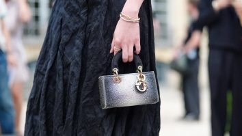 Procurorii italieni au demarat o anchetă asupra prețului de producție a genților de lux de la Dior. Prețul infim pe care îl plătește compania pentru realizarea unei genți de 2.500 de euro