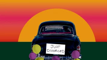 O femeie din Franța și-a sărbătorit divorțul cu o petrecere în Paris și Londra. Burlăcița a aruncat la final rochia de mireasă pe foc