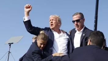 Tot mai multe conspirații au apărut după atacul asupra lui Trump. Cum au reacționat americanii