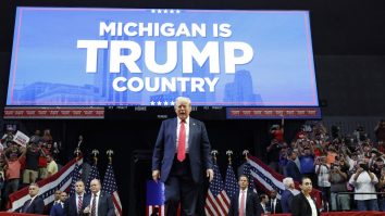 Trump participă la primul miting electoral după tentativa de asasinat: „Am încasat un glonț pentru democrație”